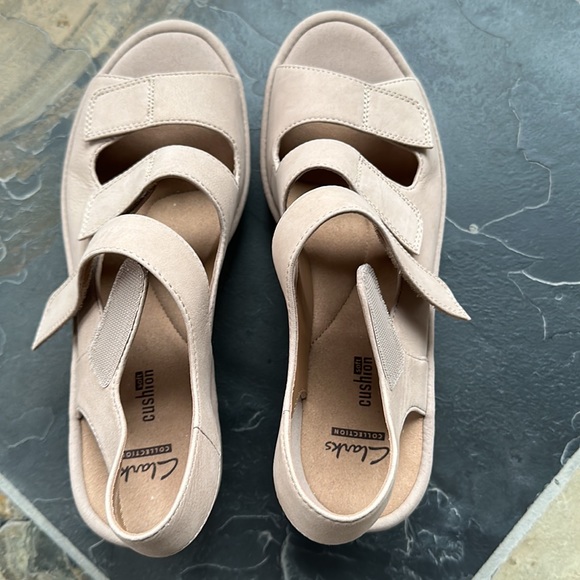 Clarks Collection Soft Cushion Tan Sandal with Adjustable Velcro Straps 7.5 - Picture 4 of 7